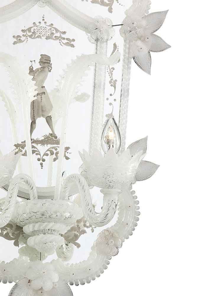 specchio inciso a mano in stile classico veneziano con la raffigurazione di un cavaliere ed elementi decorativi in vetro di murano colore cristallo