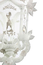 Load image into Gallery viewer, specchio inciso a mano in stile classico veneziano con la raffigurazione di un cavaliere ed elementi decorativi in vetro di murano colore cristallo
