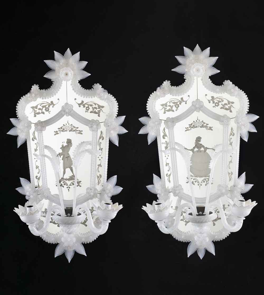 coppia di specchi classici veneziani da parete con luci ed elementi decorativi in vetro di Murano di colore cristallo, con incisione a mano di dama e cavaliere