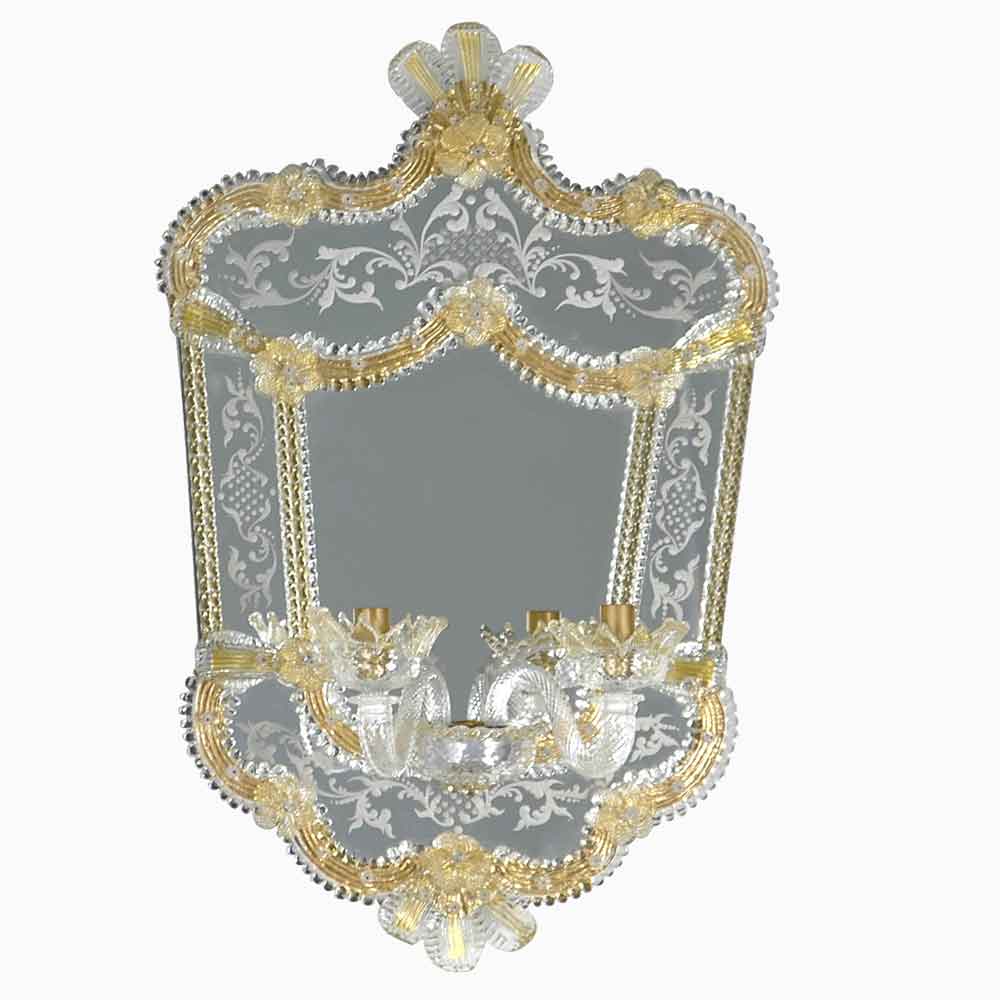 specchio veneziano classico con lampade ed elementi decorativi in vetro di murano a forma di canne, ricci, foglie e fiori di colore cristallo su fondo oro, lastra centrale specchiata