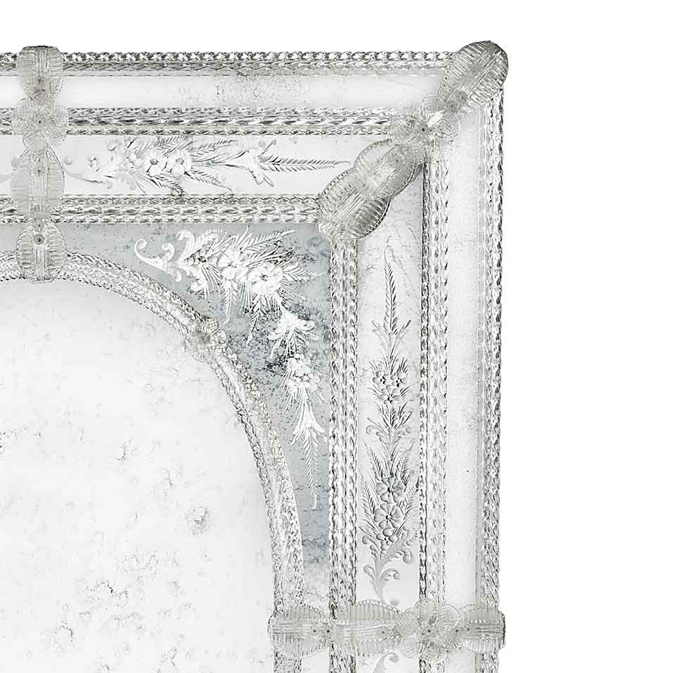 angolo specchio veneziano fatto a mano in vetro di Murano, colore cristallo su fondo argento, lastre specchiate incise a mano
