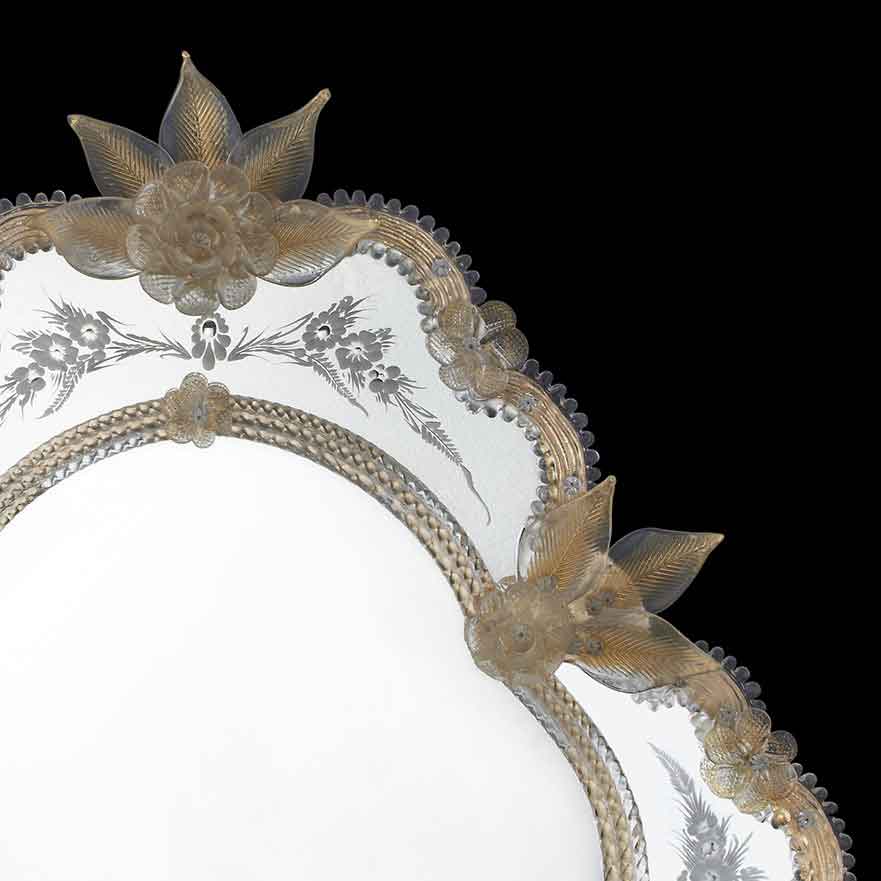 decorazione in vetro di murano su specchio veneziano classico: foglie, fiori, canne e ricci in colore cristallo/oro