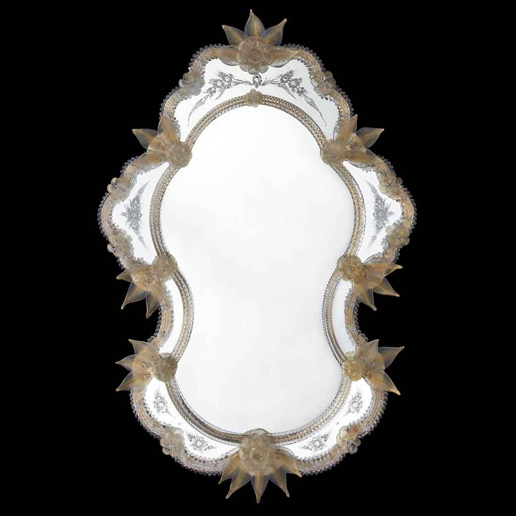 specchio veneziano stile classico con fasce incise a mano, fiori, foglie e ricci in vetro di murano, di colore oro e cristallo su fondo argento.