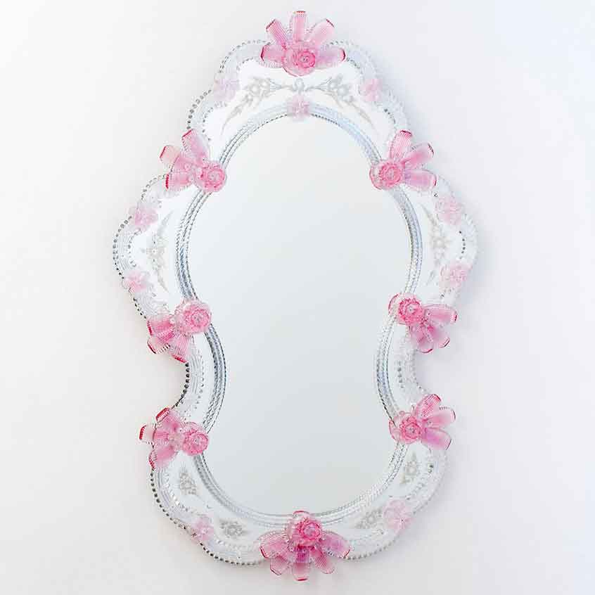 specchio veneziano stile classico con fasce incise a mano, fiori, foglie e ricci in vetro di murano, di colore rosa e cristallo su fondo argento.