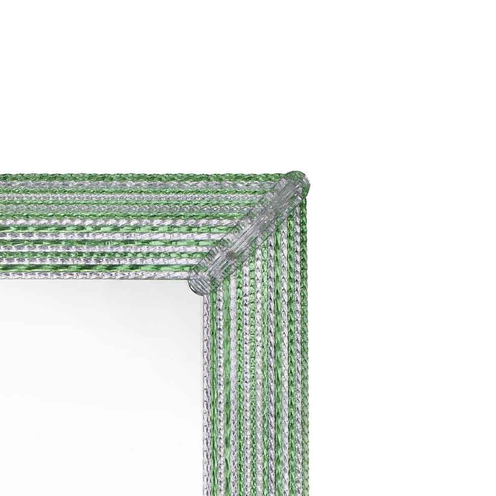 angolo di specchio veneziano con canne in vetro di murano di colore verde e cristallo su fondo argento