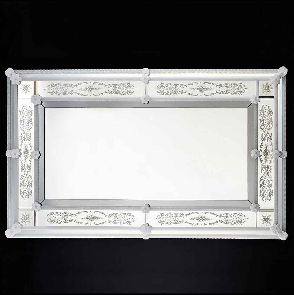 Specchio Veneziano rettangolare con canne, fiori, foglie in vetro di murano colore bianco su fondo argento, incisioni fatte a mano su fasce specchiate