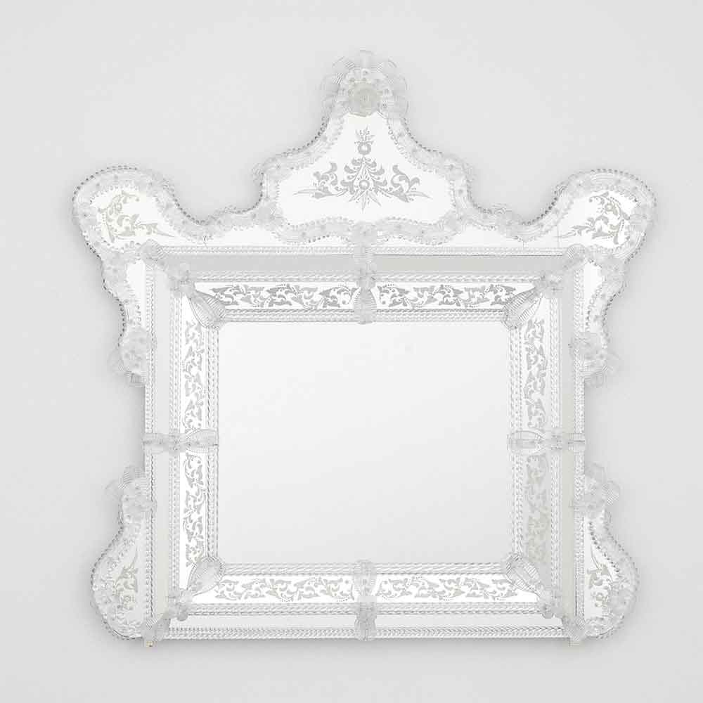 specchio veneziano in stile classico, fatto a mano con ricci, fiori, foglie e canne in vetro di murano colore cristallo su fondo argento, fasce specchiate con incisioni fatte a mano