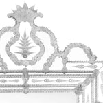 Load image into Gallery viewer, testa di specchio veneziano classico fatto a mano con fiori, foglie, ricci e canne in vetro di Murano di colore cristallo su fondo argento e fasce incise a mano
