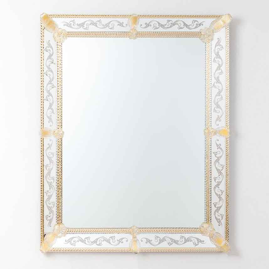specchio veneziano da parete rettangolare, fatto a mano con incisioni a mano e fiori, foglie e canne in vetro di murano  di colore cristallo/oro su fondo oro
