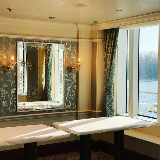 Specchio veneziano Costa di RV MURANO all'interno di un salone da pranzo della nave Costa Venezia, Costa Crociere