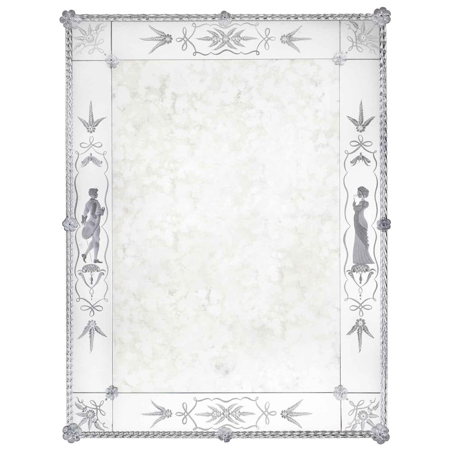 Specchio veneziano artigianale Costa, con incisione fatta a mano di dama e cavaliere ed elementi decorativi sulle fasce laterali, canne e fiori in vetro di murano di colore cristallo su fondo argento