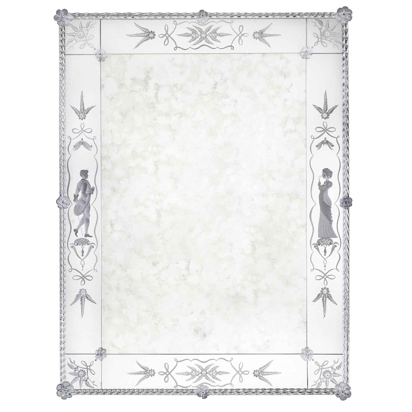 Specchio veneziano artigianale Costa, con incisione fatta a mano di dama e cavaliere ed elementi decorativi sulle fasce laterali, canne e fiori in vetro di murano di colore cristallo su fondo argento