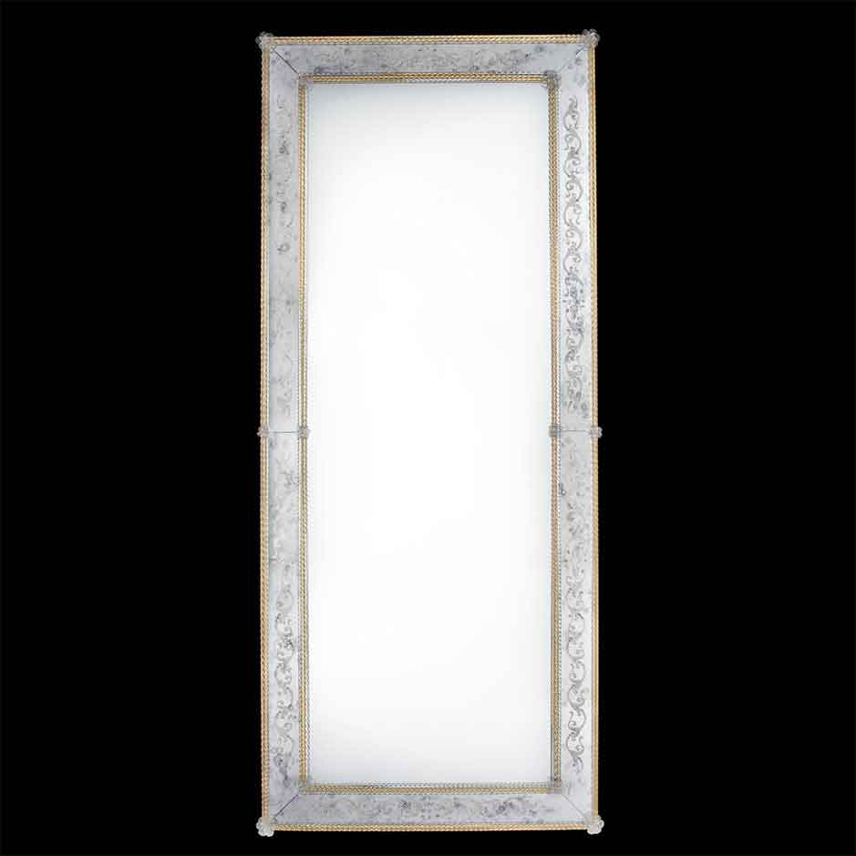 Specchio veneziano rettangolare con lastra centrale specchiata e fasce laterali anticate e incise a mano, fiori e canne in vetro di Murano di colore cristallo su fondo oro 