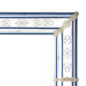 angolo di specchio veneziano con fasce incise a mano e canne in vetro di murano di colore blu e cristallo, fiori e foglie di colore cristallo-oro su fondo argento.