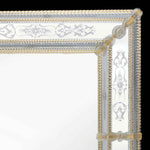 Load image into Gallery viewer, angolo di specchio veneziano con fasce incise a mano e canne in vetro di murano di colore oro e cristallo, fiori e foglie di colore cristallo-oro su fondo argento.
