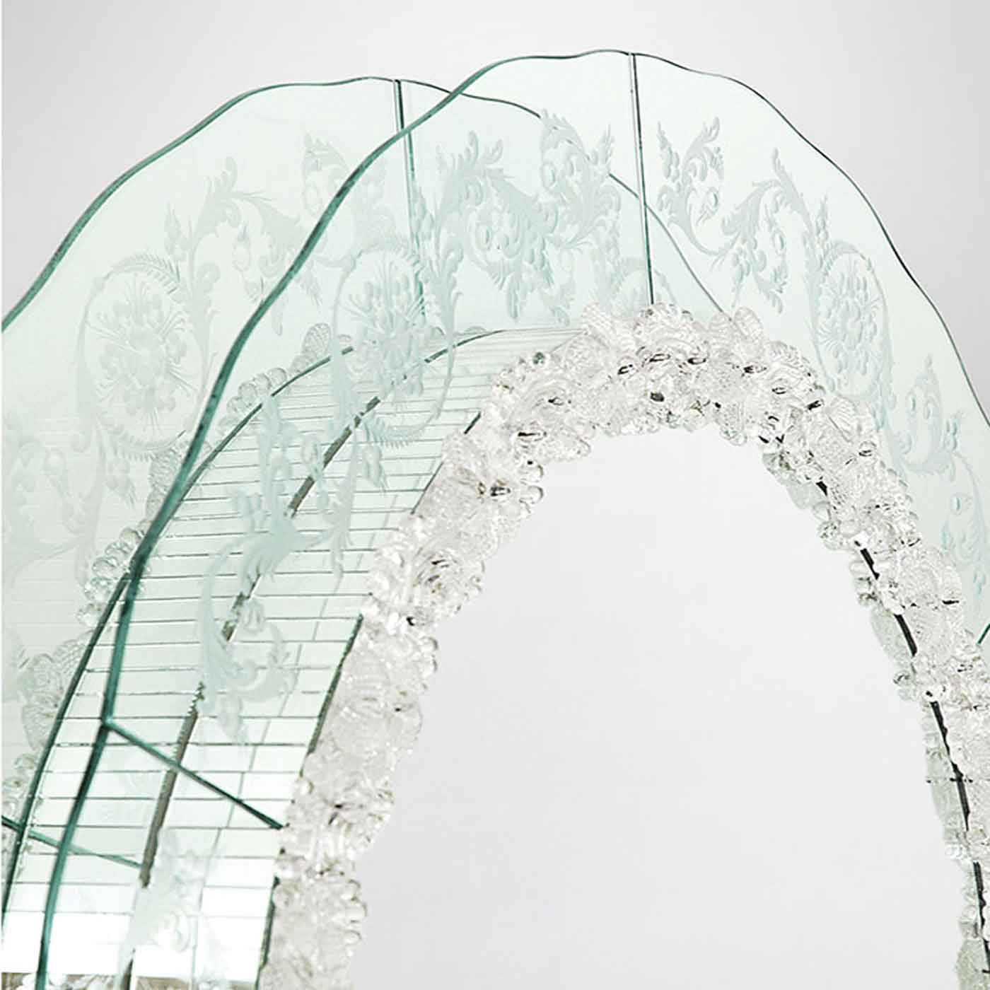 decorazioni di specchio in vetro di murano colore cristallo, con fasce in vetro trasparente incise a mano e sospese su una lastra specchiata