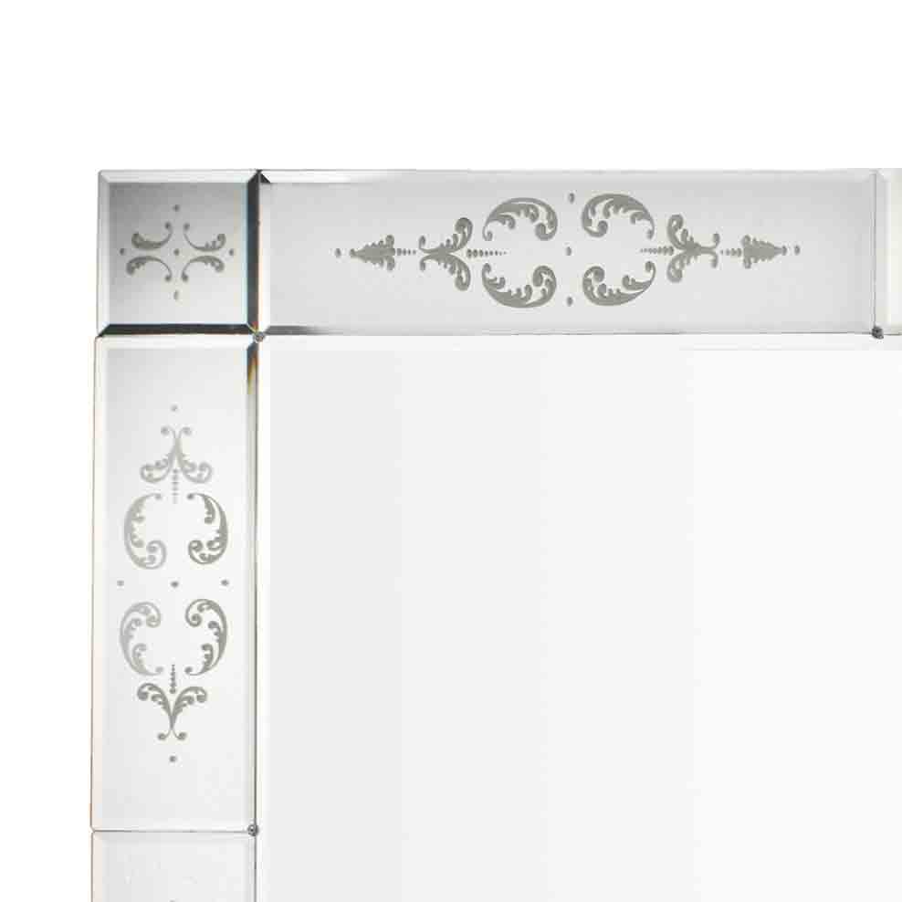 angolo di specchio veneziano molato con incisioni ornamentali fatte a mano