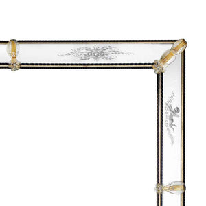 angolo di specchio veneziano  con fasce incise a mano e canne, foglie e fiori in vetro di murano di colore cristallo e nero su fondo oro