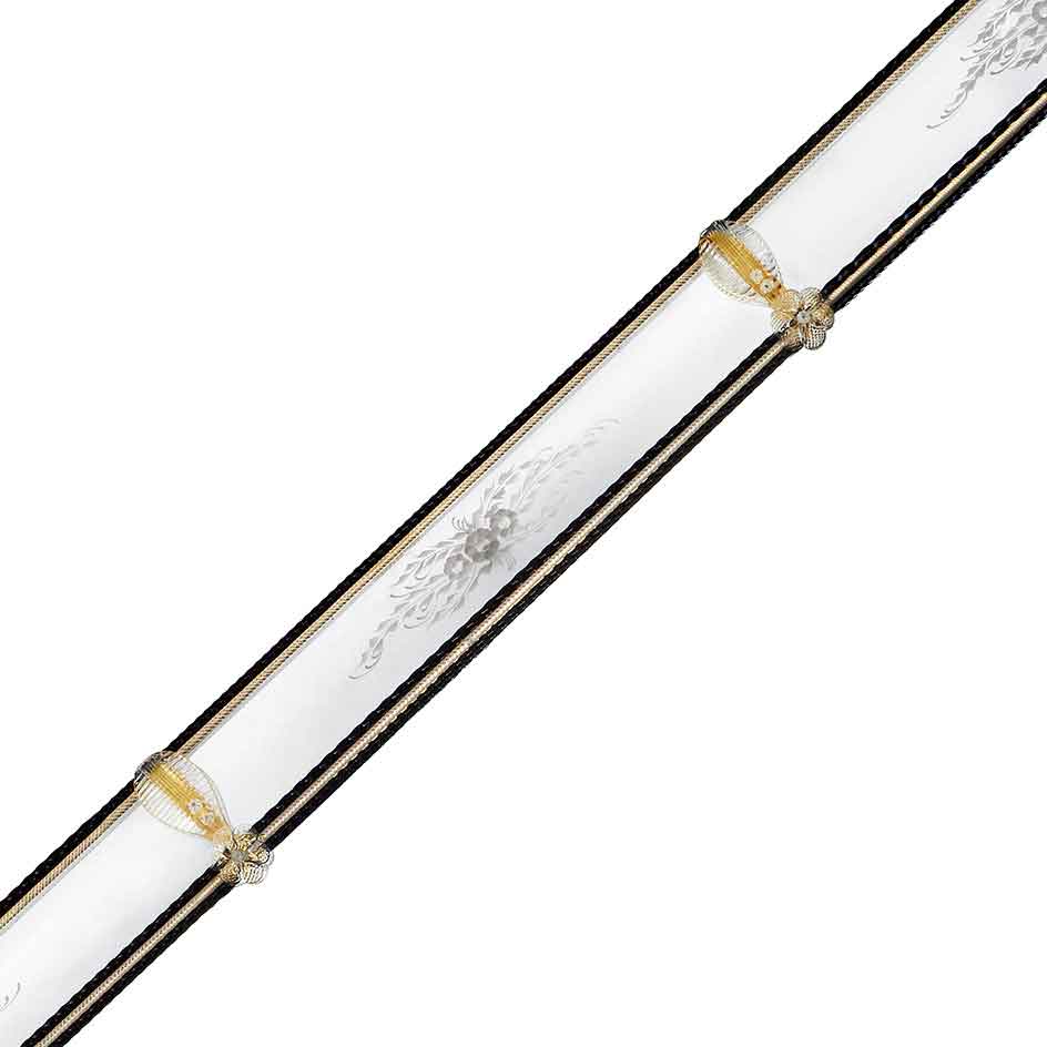 fascia di specchio veneziano incisa a mano e ornata con canne, fiori e foglie in vetro di murano colore cristallo e nero su fondo oro