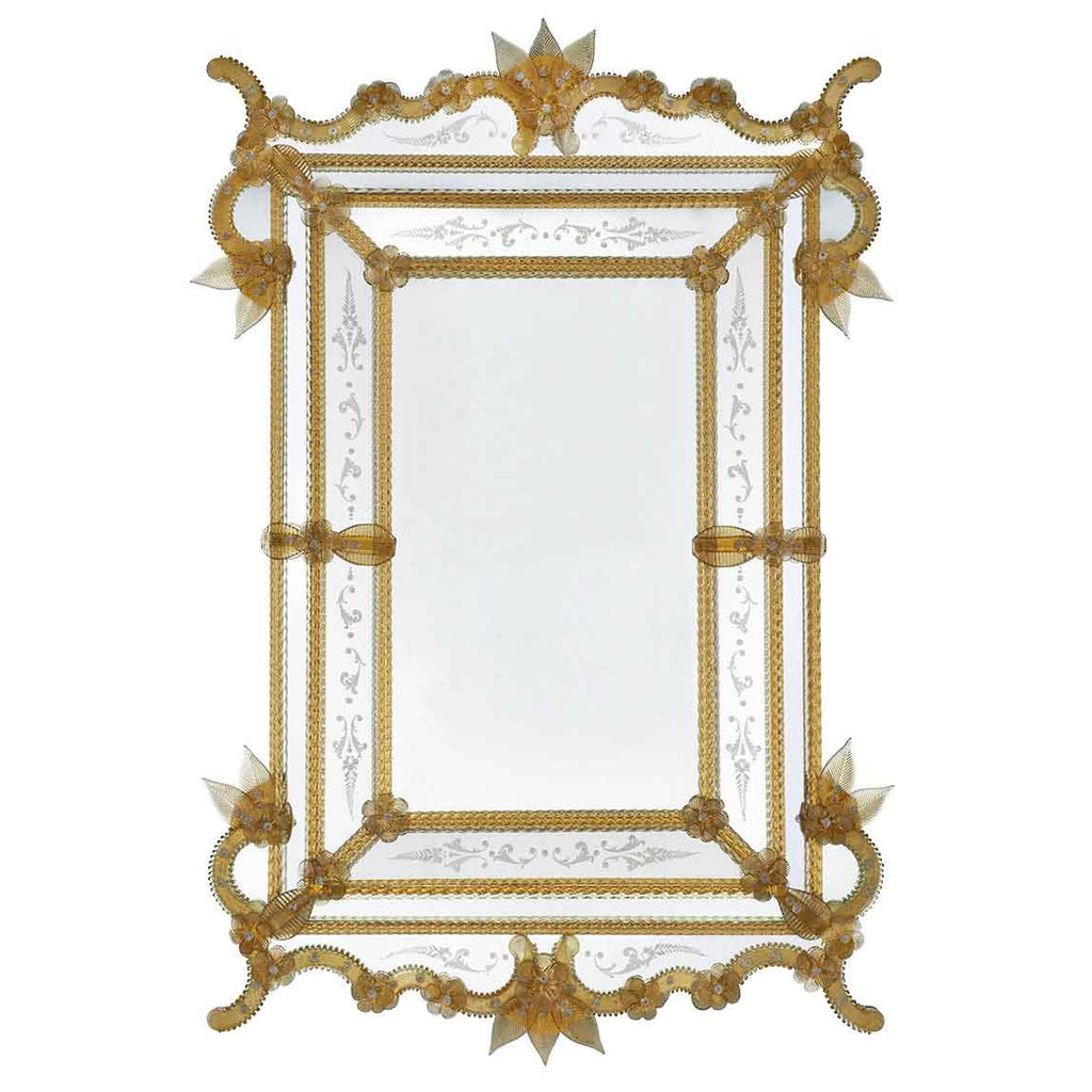 Specchio veneziano in stile classico con fasce incise a mano e ricci, canne, foglie e fiori in vetro di murano di colore cristallo e paglierino su fondo oro