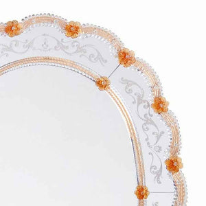 angolo di specchio veneziano circolare con fasce incise a mano, fiori e ricci in vetro di murano di colore rosa e arancio su fondo argento