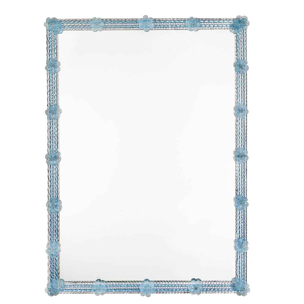 specchio veneziano da parete con fiori azzurri e canne in vetro di murano di colore azzurro e cristallo su fondo argento.