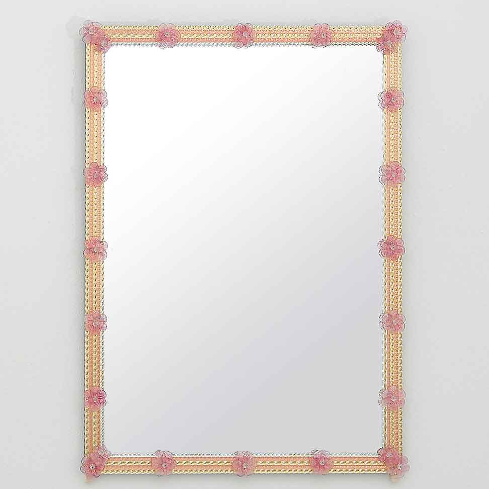 specchio veneziano da parete con fiori e canne in vetro di murano di colore rosa e cristallo su fondo oro