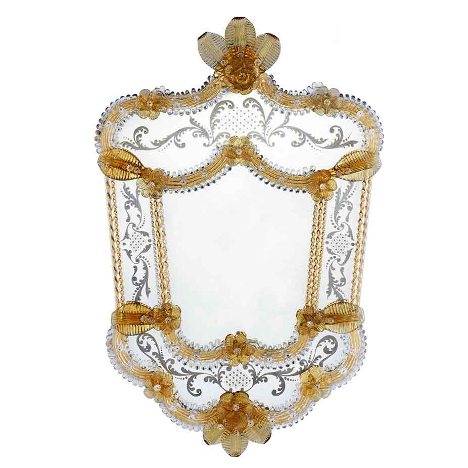 Specchio classico veneziano con fasce incise a mano ed elementi decorativi fatti a mano in vetro di murano di colore ambra su fondo oro.