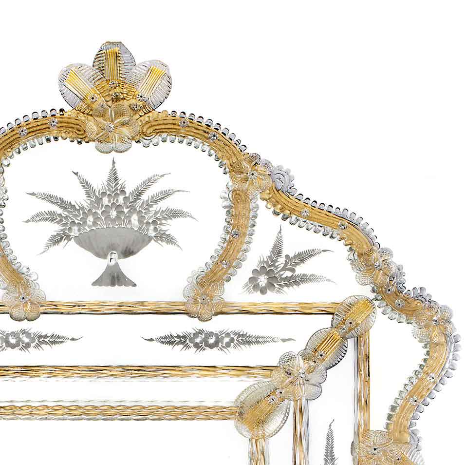 testa di specchio classico veneziano con incisioni fatte a mano e ricci, canne, foglie, fiori lavorati in vetro di murano di colore cristallo-oro su fondo oro.