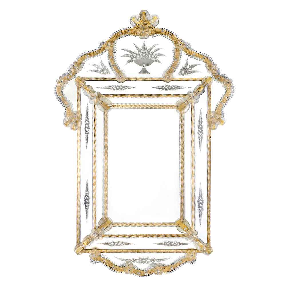 specchio in stile classico veneziano con fasce incise a mano e ricci, canne, foglie, fiori lavorati in vetro di murano di colore cristallo-oro su fondo oro.