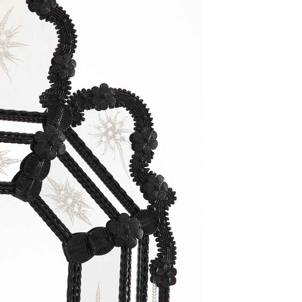 angolatura di specchio veneziano classico con fasce incise a mano e fiori, foglie, ricci e canne lavorate a mano in vetro di murano di colore nero su fondo argento