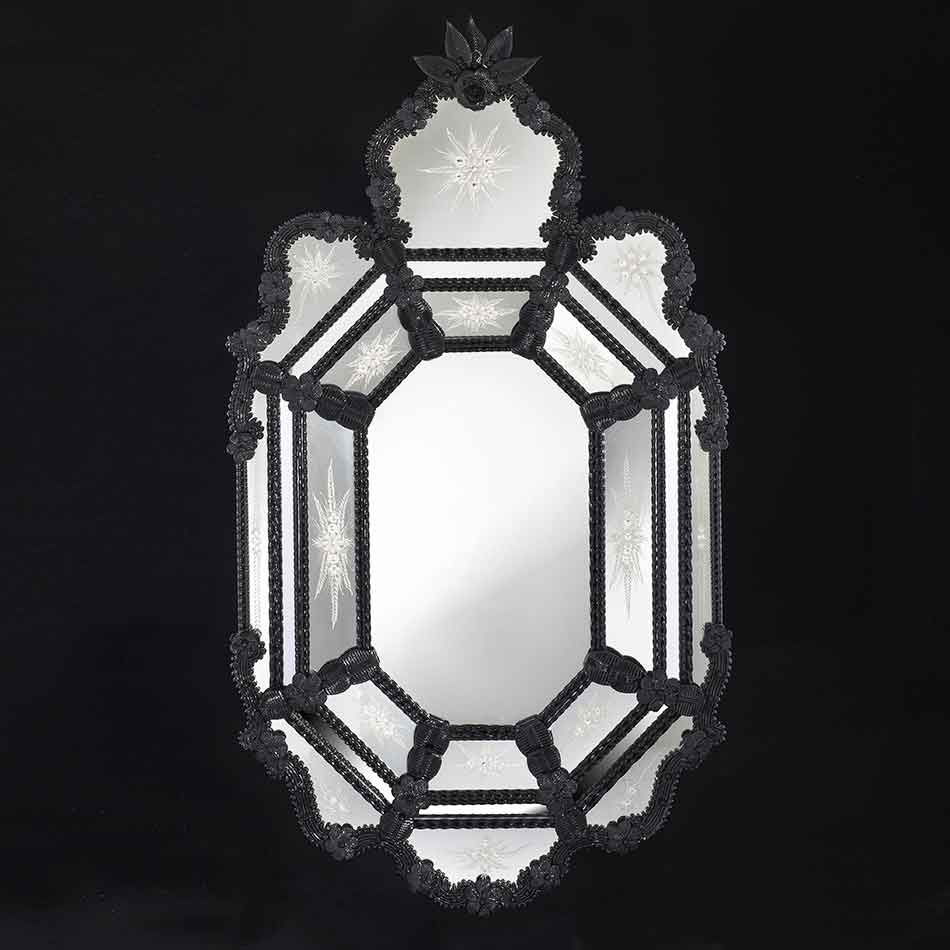 specchio veneziano classico con fasce incise a mano e fiori, foglie, ricci e canne lavorate a mano in vetro di murano di colore nero su fondo argento