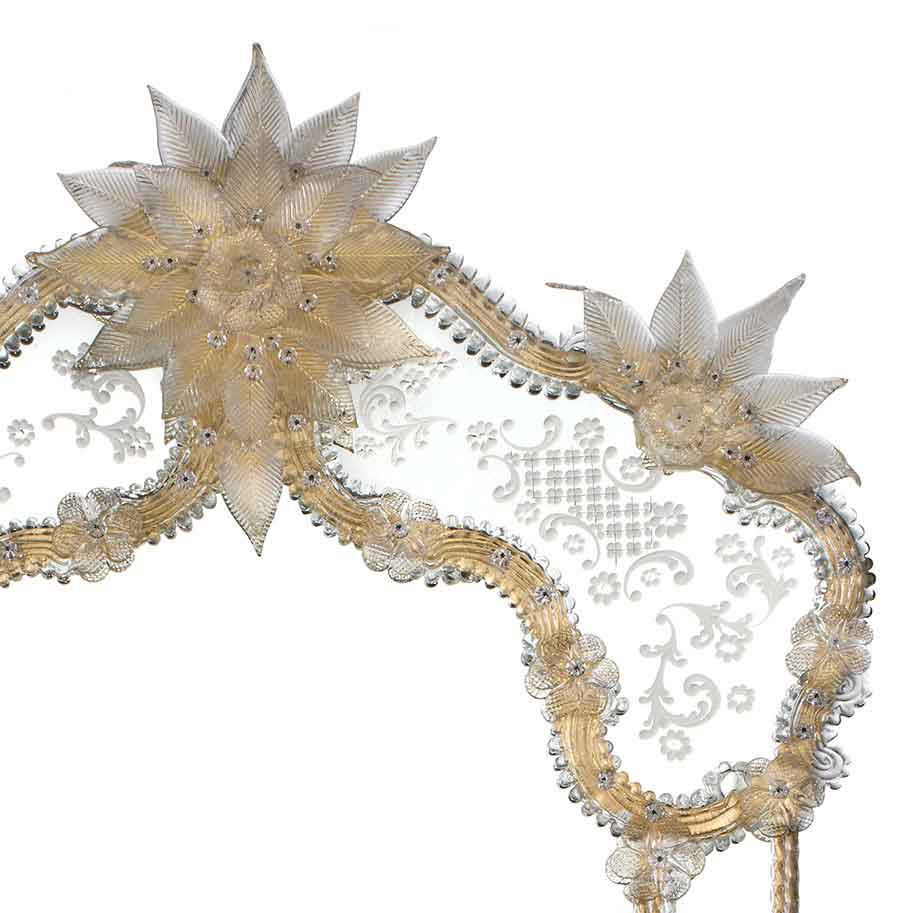 testa di specchio veneziano in stile classico con fasce incise a mano e ricci, canne, foglie, fiori e fiori doppi lavorati a mano in vetro di murano di colore cristallo-oro su fondo oro.