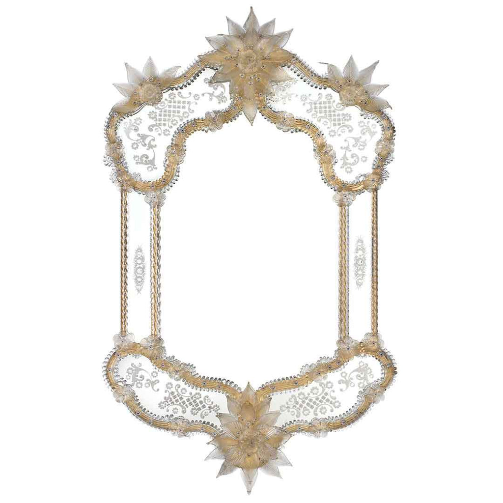 specchio veneziano in stile classico con fasce incise a mano e ricci, canne, foglie, fiori e fiori doppi lavorati a mano in vetro di murano di colore cristallo-oro su fondo oro.