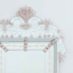 Load image into Gallery viewer, testa di specchio veneziano classico con fasce incise a mano e fiori, foglie e ricci lavorati a mano in vetro di murano di colore rosa e cristallo su fondo argento
