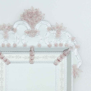 testa di specchio veneziano classico con fasce incise a mano e fiori, foglie e ricci lavorati a mano in vetro di murano di colore rosa e cristallo su fondo argento