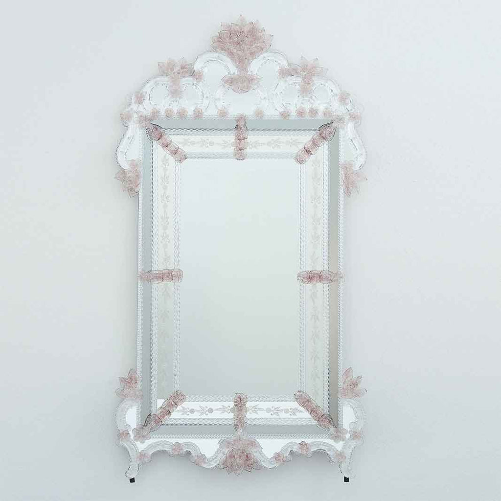 specchio veneziano classico con fasce incise a mano e fiori, foglie e ricci lavorati a mano in vetro di murano di colore rosa e cristallo su fondo argento