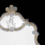 Load image into Gallery viewer, testa di specchio veneziano con dama e cavaliere incisi a mano sulla lastra superiore, fiori, foglie e ricci in vetro di murano di colore cristallo su fondo oro
