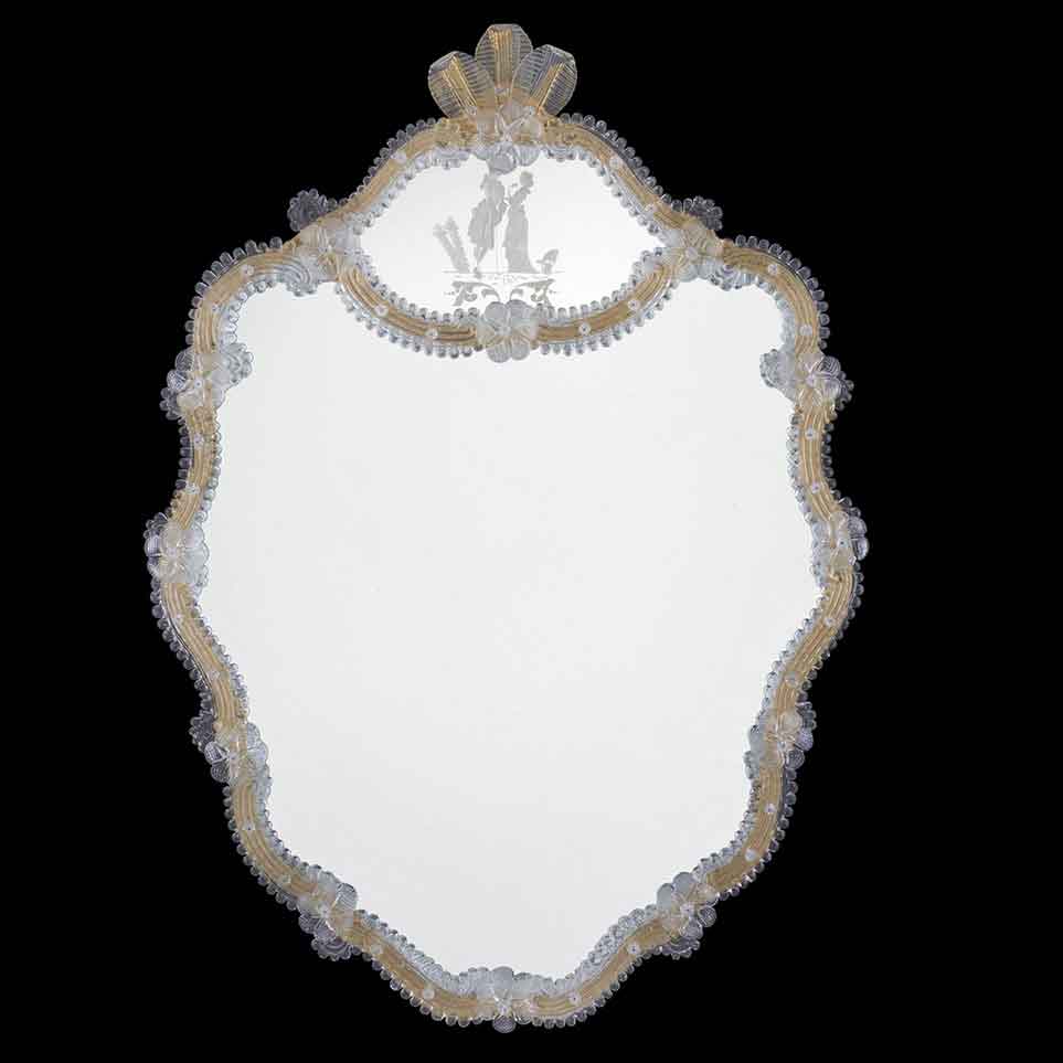 specchio veneziano da parete con incisione classica di dama e cavaliere sulla lastra superiore e ricci, foglie e fiori in vetro di murano di colore cristallo su fondo oro