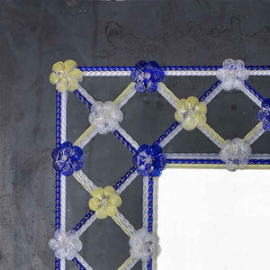 angolo di cornice di specchio composta da canne in vetro di murano di colore blu/cristallo e fiori di colore oro/blu/cristallo su fondo argento