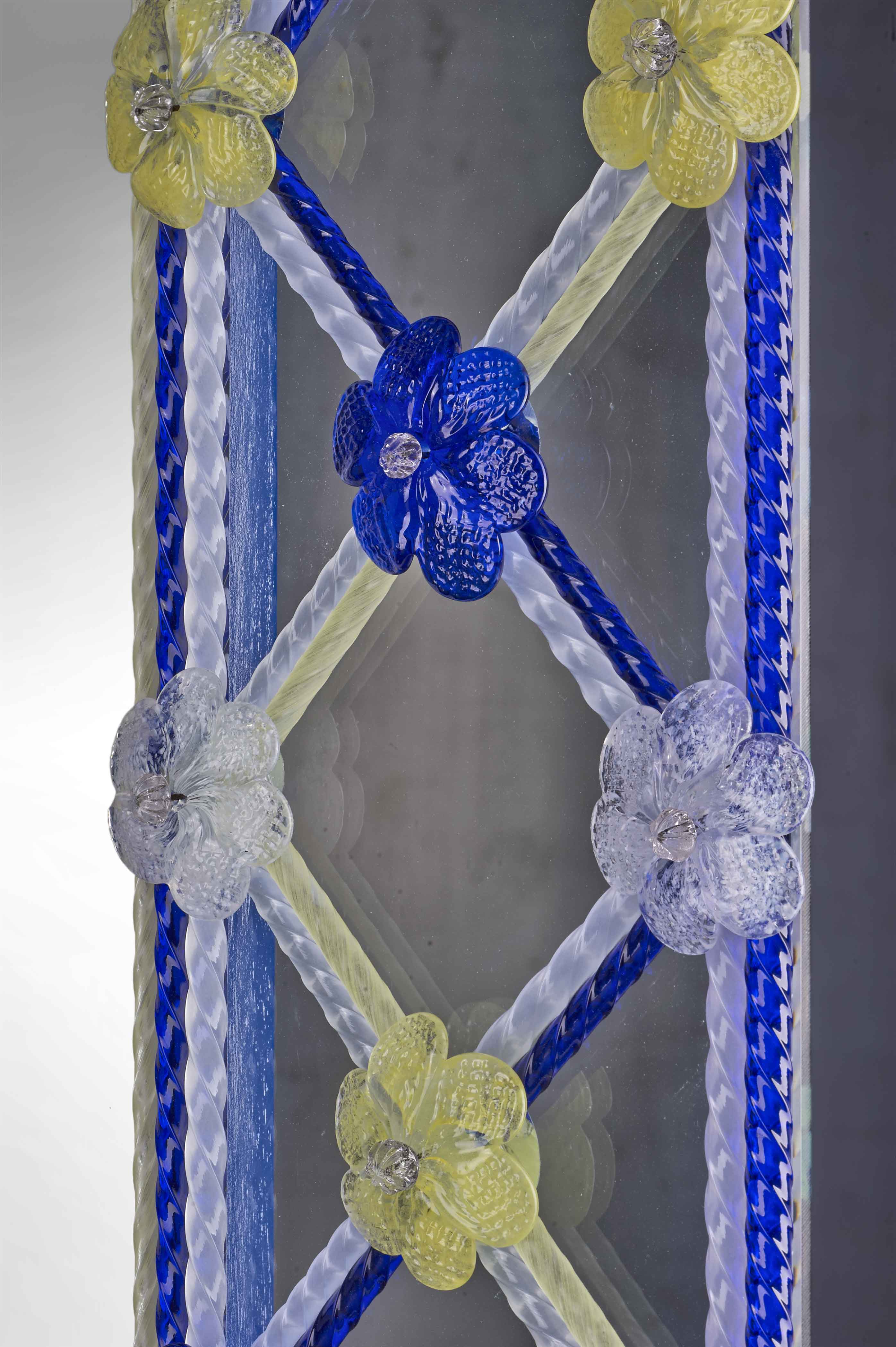 fascia laterale di specchio veneziano con canne in vetro di murano di colore blu/cristallo e fiori di colore oro/blu/cristallo su fondo argento