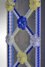 Load image into Gallery viewer, fascia laterale di specchio veneziano con canne in vetro di murano di colore blu/cristallo e fiori di colore oro/blu/cristallo su fondo argento
