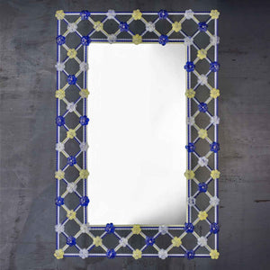 specchio veneziano rettangolare con cornice composta da canne in vetro di murano di colore blu/cristallo e fiori di colore oro/blu/cristallo su fondo argento