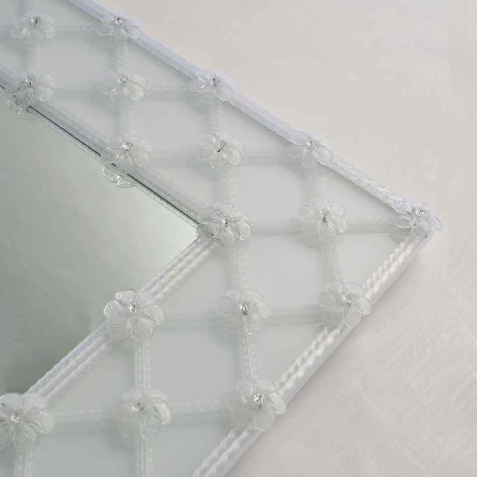 angolo di specchio veneziano con fiori e canne in vetro di murano di colore opaline su fondo argento