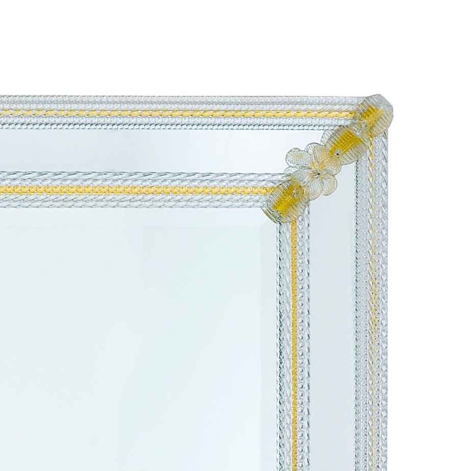 angolo di specchio veneziano con fasce laterali specchiate dalle linee essenziali, canne, fiori e foglie di vetro in vetro di murano di colore cristallo/oro su fondo argento
