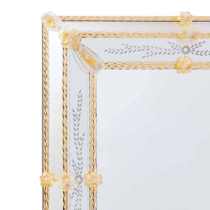 angolo di specchio veneziano da parete con fasce incise a mano e canne, foglie e fiori in vetro di murano di colore cristallo su fondo oro