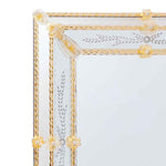 Load image into Gallery viewer, angolo di specchio veneziano da parete con fasce incise a mano e canne, foglie e fiori in vetro di murano di colore cristallo su fondo oro
