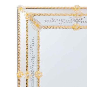 angolo di specchio veneziano da parete con fasce incise a mano e canne, foglie e fiori in vetro di murano di colore cristallo su fondo oro