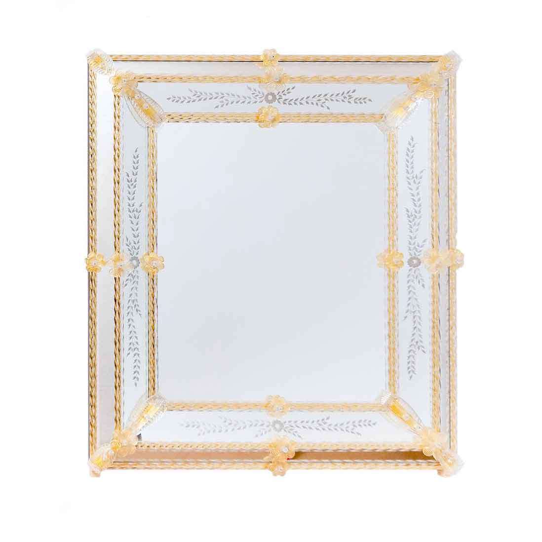 specchio veneziano rettangolare con fasce incise a mano e canne, foglie e fiori in vetro di murano di colore cristallo su fondo oro