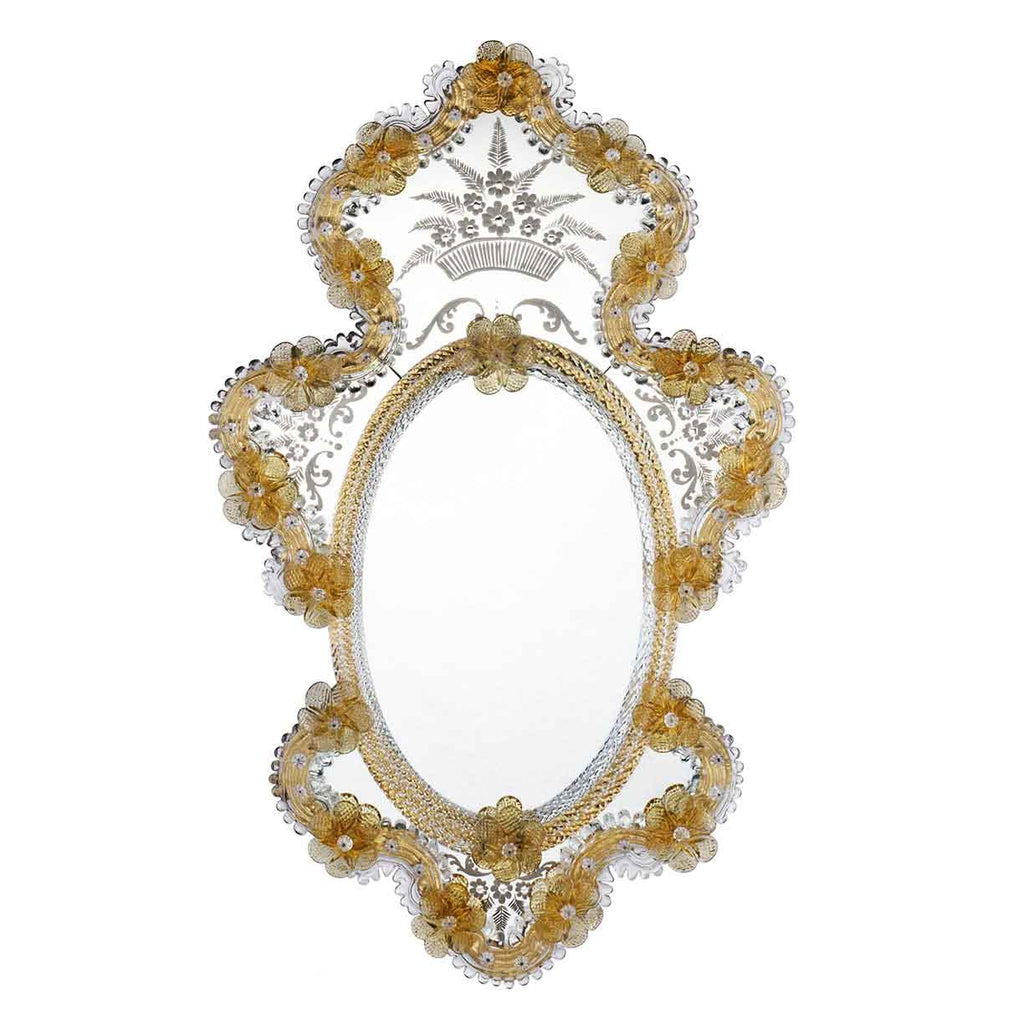 specchio veneziano in stile classico, con fasce di vetro incise a mano e ricci, canne e fiori in vetro di murano di colore cristallo e paglierino su fondo oro.